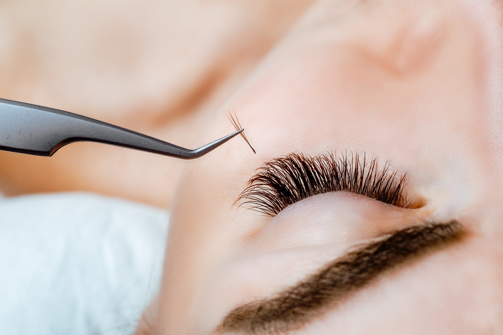 woman-eye-with-long-eyelashes-eyelash-extension-lashes-close-up