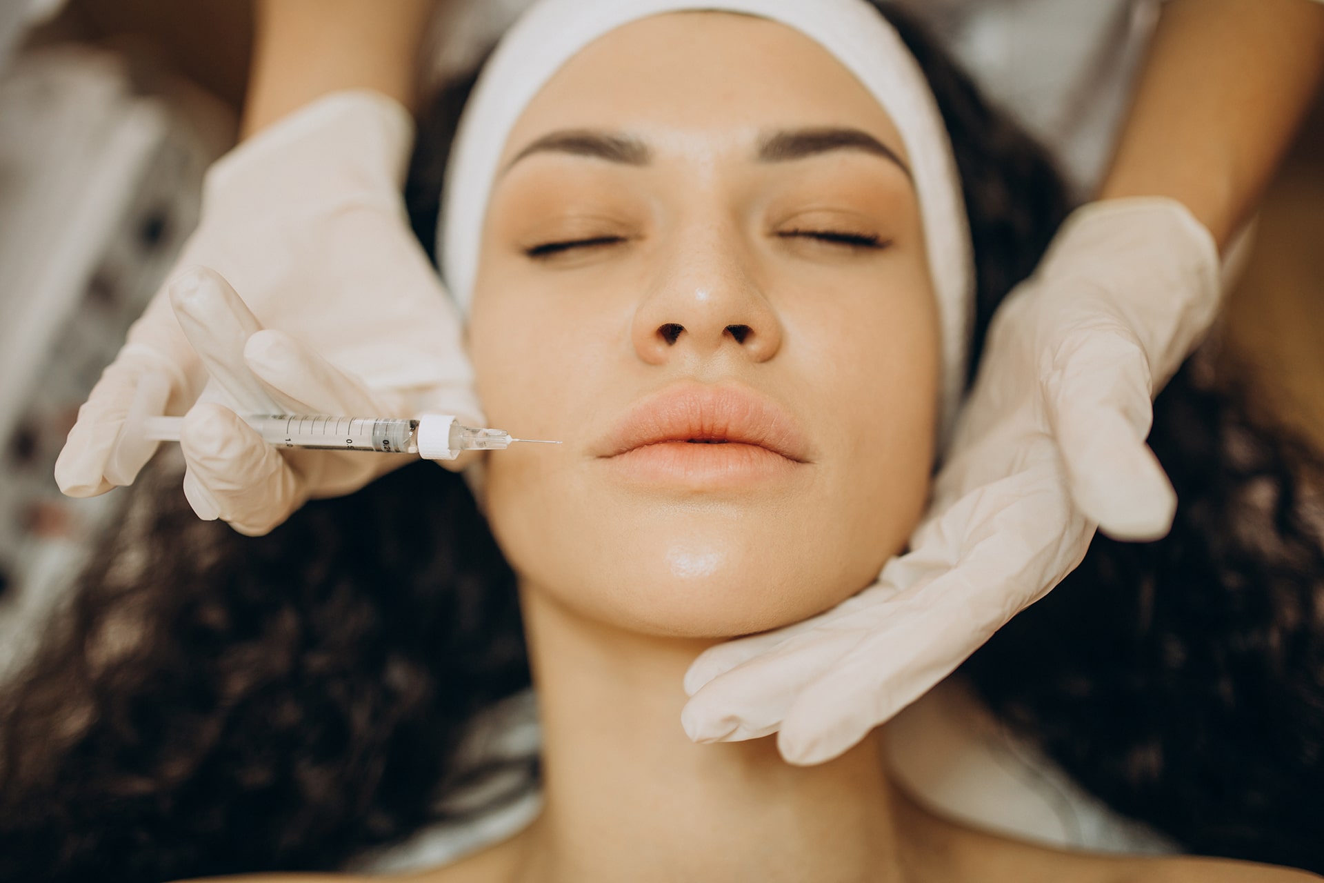 woman-making-injections-cosmetologist