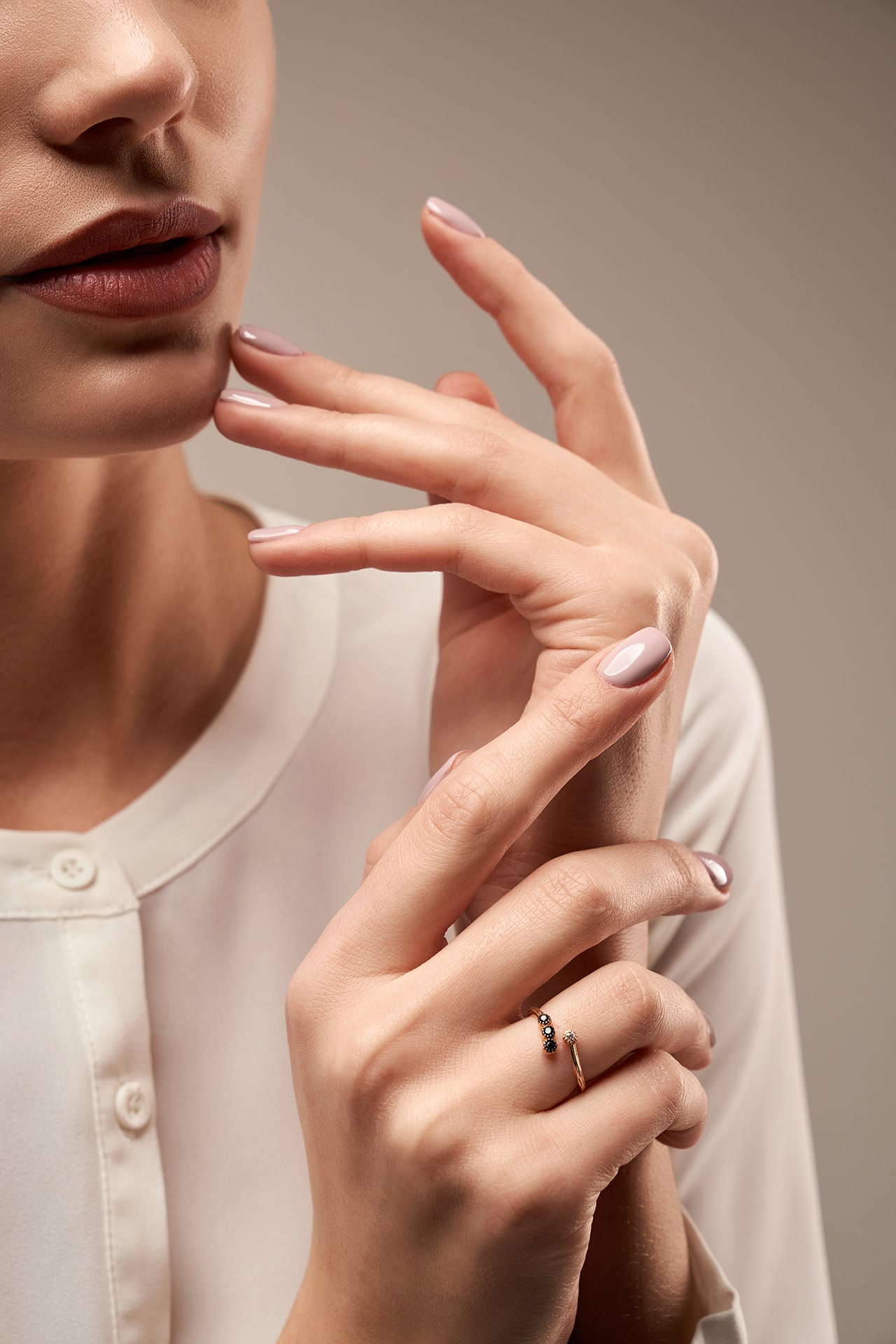 young-model-demonstrating-expensive-ring young-model-demonstrating-expensive-ring