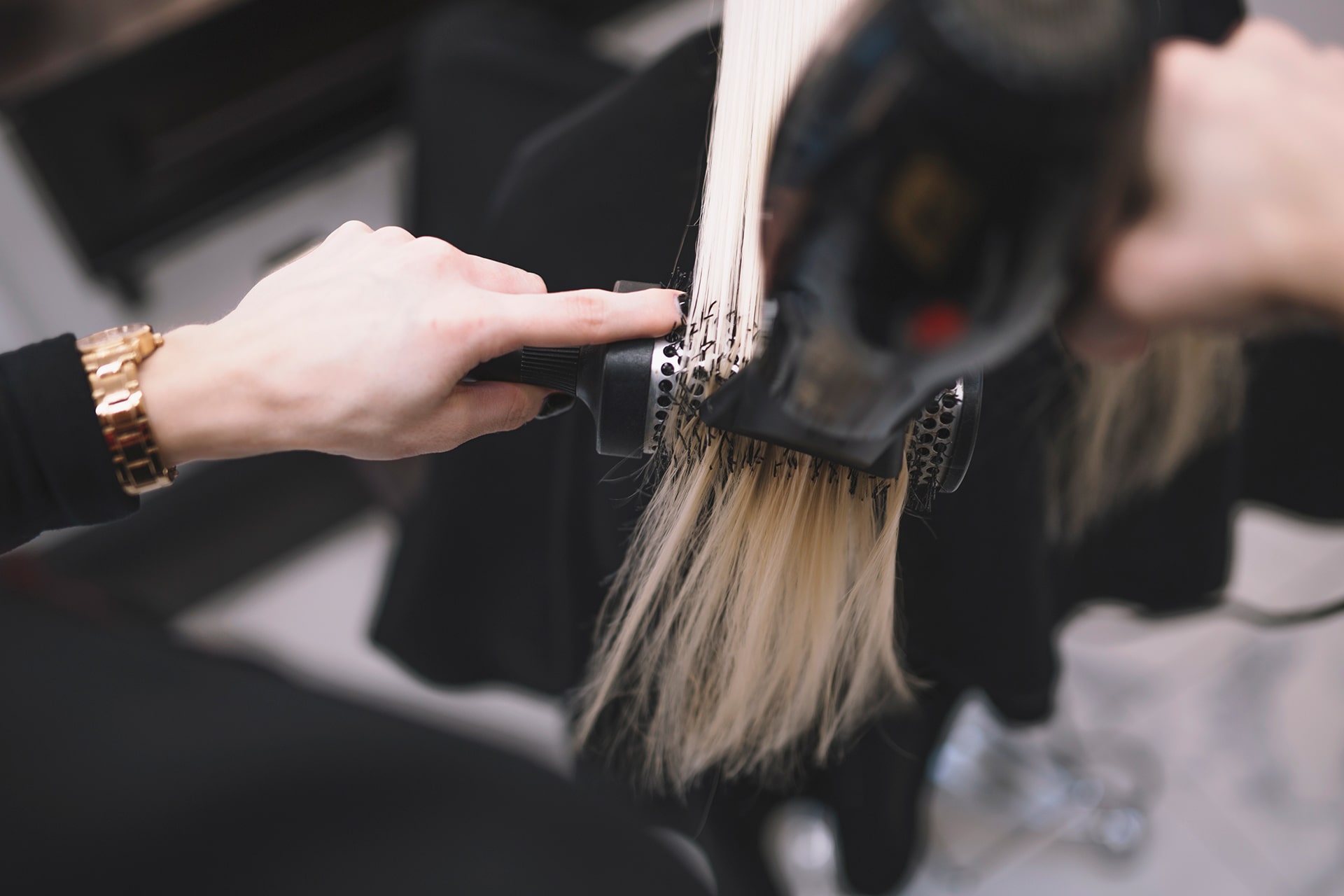 crop-stylist-setting-hair-with-brush crop-stylist-setting-hair-with-brush